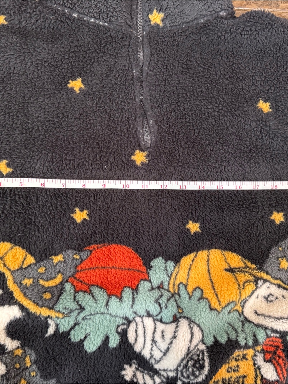 Size MEDIUM Peanuts Halloween juniors Sherpa quarter zip NWT - Picture 8 of 11